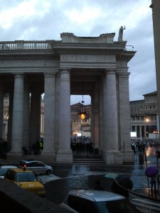 Sieltä se savupiippu pylväiden välistä pilkistää